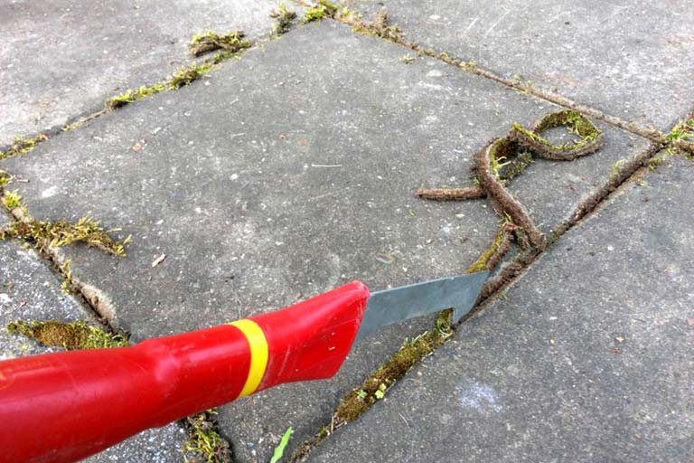 Saumakaavin. Sammal poistetaan kiveykseltä mekaanisesti.